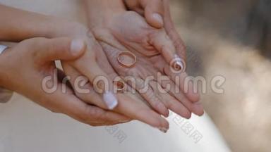 结婚戒指出现在张开的手里